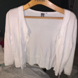 Vit Blus - Så bekväm och gullig vit blus med små detaljer på framsidan, även ett snöre som går att knyta så midjan framhävs💕💕 superfin! Storlek M