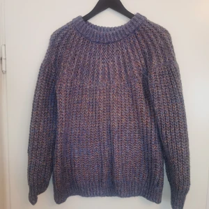 Stickad tröja - Stickad tröja med superfina färger! Tröjan är köpt från Cubus och är i storlek S men är en aning oversize. 