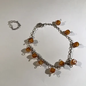 Armband och ringar - Ett sett av oranga stenar. 2 ringar och ett armband. Säg till ifall du är intresserad av bara en grej eller nått mer utöver detta. Kan göra örhängen och halsband i samma oranga sten. Ringen kan välja mellan S, M & L