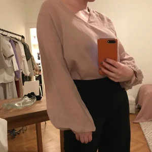 Blus med vida ärmar - Gammelrosa blus med vida ärmar. 