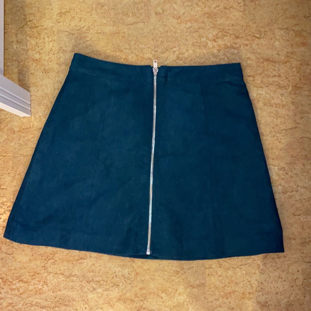 Grön/blå mocka kjol - H&M | Plick Second Hand