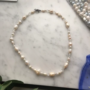 Pärlhalsband 🤍 - Halsband med sötvattenspärlor i olika storlekar. Lås i rostfritt stål. 199 kr inklusive frakt. 💫