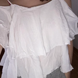 Gulligt linne - Super gulligt vitt volang linne. Köpt second hand men nästan aldrig använd av mig! Jag står för frakten!😊 OBS köp 3 plagg (50kr) betala 100kr PLUS jag står för frakten!😊😍❤️