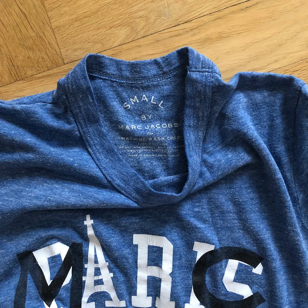 Blå Marc by Marc Jacobs T-shirt i storlek S. T-shirts.