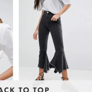Super coola flare jeans  - Flare jeans från asos som är super coola! Gillar dom väldigt mycket men det kommer tyvär inte till användning längre. Köparen står för frakt!💞
