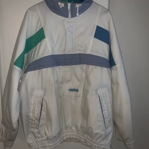 Vintage Tenson Anorak - Vintage Anorak i märket Tenson. Jackan är i oversized storlek L/XL den är väldigt gammal och har lite missfärgningar men är en sjukt cool jacka för dig som gillar retro kläder 🔥🔥