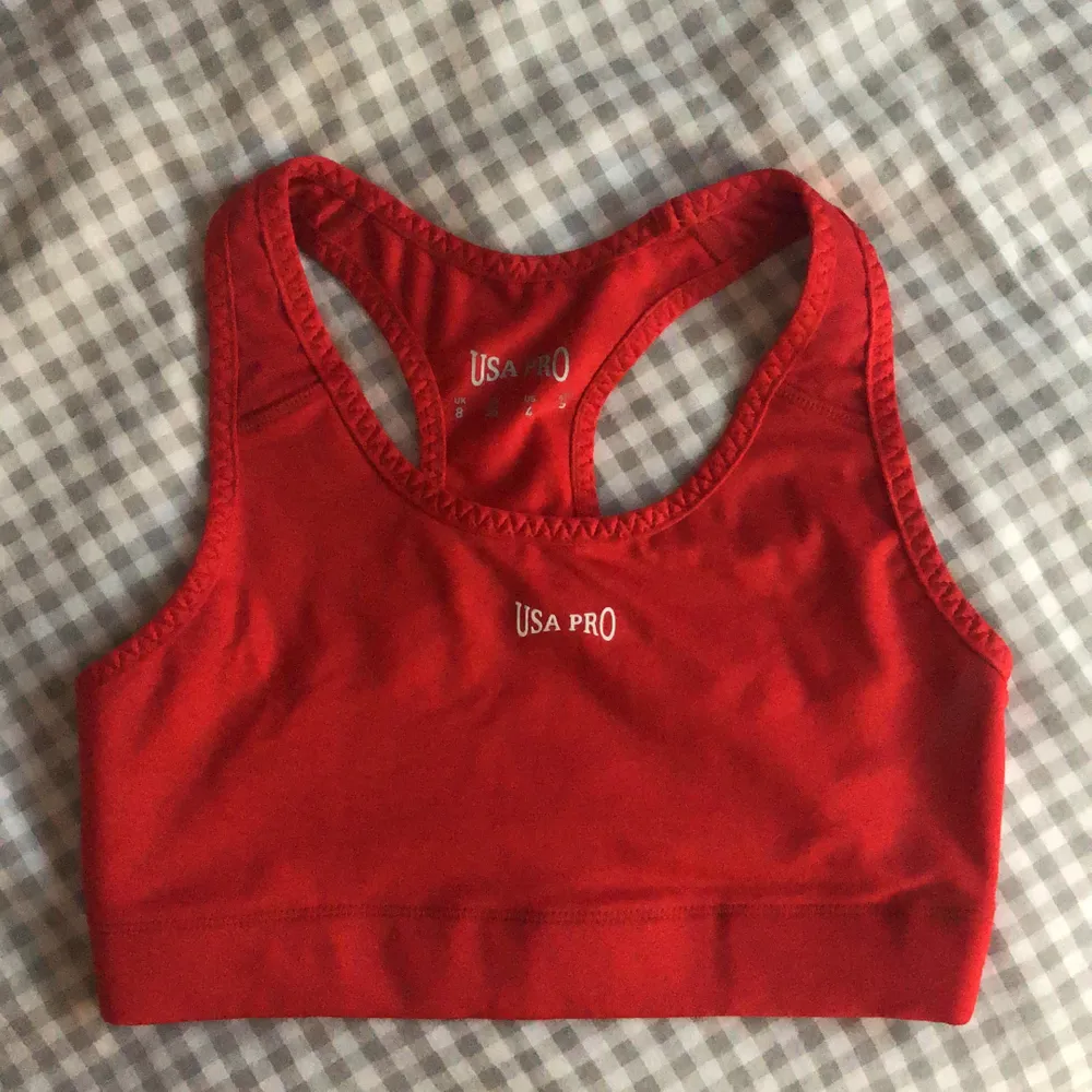Sports Bra from USA PRO that has never been worn, due to it being too tight for me. Size UK 8 - EU 36. Toppar.