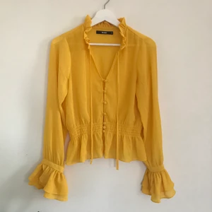 Bik Bok blus - Jättefin gul blus, som tyvärr inte kommer till användning och som nästan är oanvänd. Lite genomskinlig. Passar S/M