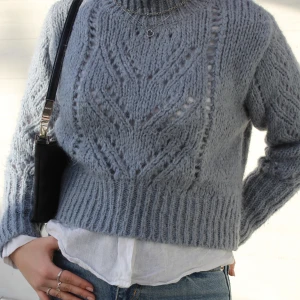 Stickad tröja från Zara  - Säljer nu min favvo stickade tröja från Zara, detta för att den inte kommer till så mycket användning längre! Bra skick och en så fin färg!! Går att styla den på så många snygga sätt🤍 Frakt ingår i priset☺️