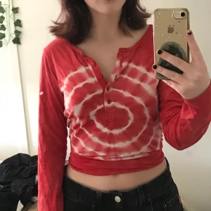 röd tiedye topp - skitsnygg tiedye tröja. bra skick. + frakt. <3