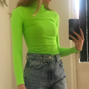 Neongrön body med polokrage - storlek 36 på lappen men passar nog snarare en 32-34, sitter mycket tight på mig som normalt är en xs! svår att få över huvudet men när det är på är den inte oskön!💞 helt oanvänd