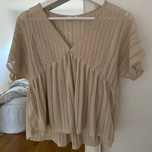 Topp från MANGO - Beige/champange färgad topp från Mango! Superfin men kommer tyvärr aldrig till användning. Som ny 🥰