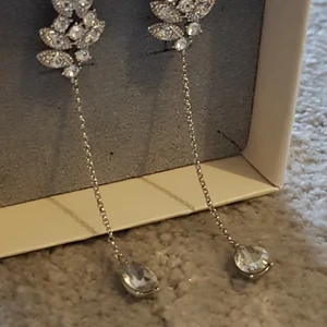 Lily and Rose örhängen nya - Mycket vackra oanvänd örhängen från Lily and Rose. Köparen bestämmer om hen önskar vanlig eller spårbar frakt ⭐