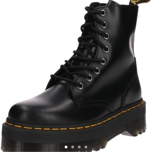 Doc Martens Jadon!!! - Säljer mina doc martens jadon jag köpte på depop för att jag behöver pengarna, dom är rätt så använda från den jag köpte de från, jag har bara använt de 2 ggr. De har ett litet skav på framsidan men det märks knappt :) priset kan diskuteras. super trendiga.