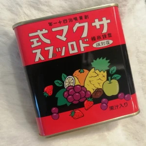 Japansk anime godis burk  - Plåtask med karameller i, från japanska anime filmen Grave of the Fireflies. Riktigt godis i, fin vintage plåtburk, unik pryl! Finns i Hökarängen eller kan fraktas, då tillkommer fraktkostnad. Köpt på amazon från början. 