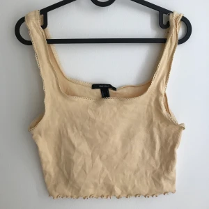 Pastellgult linne - Suppersnyggt pastellgult linne från forever21. Strl S men stretchiga i materialet. Passsr därför även M 