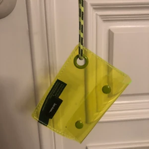 Neon gul kort hållare - Jättefin neon gul ìets frans (Urban Outfitters märke) kort hållare. Perfekt för att hålla dina kreditkort eller SL kort, passar jättebra till fester med! Originalpris:130kr.  Aldrig använd!