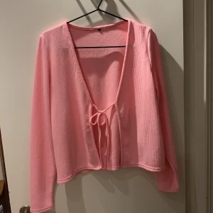 Storlek M - Två tröjor som jag skulle tro är i M då lappen inte sitterkvar. Säljer för 50kr styck eller 80 för båda. Pris kan diskuteras 