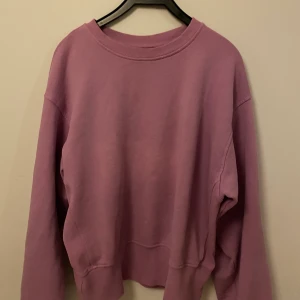 Vintage tröja - En jättefin lila sweatshirt med ett coolt tryck på ryggen i fint skick. Nypris 200 och jag säljer den för 100 kr ink frakt. Väldigt användbar skoltröja!