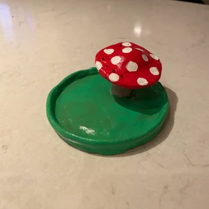 Smyckesfat/lerfat/dekoration - Supergulligt smyckesfat där du kan hänga dina örhängen och lägga andra smycken på resten av fatet. Köparen står för frakt. Priset för frakt är lite oklart då jag inte är helt säker på hur stort paket som behövs, men troligtvis mindre än 100kr