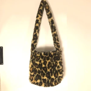 Leopardväska i päls - Handsydd väska i leopardtyg. Svart fodring, rymmer mycket❤️