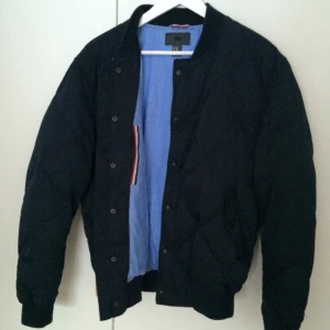  - marinblå bomberjacka från HM med stilfulla detaljer. 
använd en säsong. väldigt bra skick. 

nypris: 900