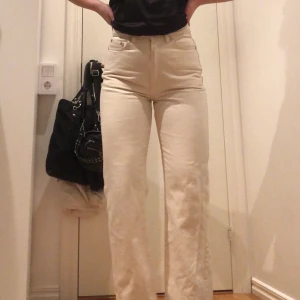 Rowe jeans från weekday, w26 l30 - Beiga jeans i modellen Rowe från weekday. Sitter ner precis över halva skon på mig som är 160. Använda ca 10 gånger, så fortfarande i hyfsat ny skick. Original pris 500kr.