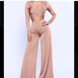 Fashion nova set  - säljer även detta fashion nova matchning set. oanvänd  i storlek S men skulle säga att den passar xs också. Färgen är mörkare irl än på bild. Köpt för 450 säljer för 250. Fraktkostnader tillkommer. 