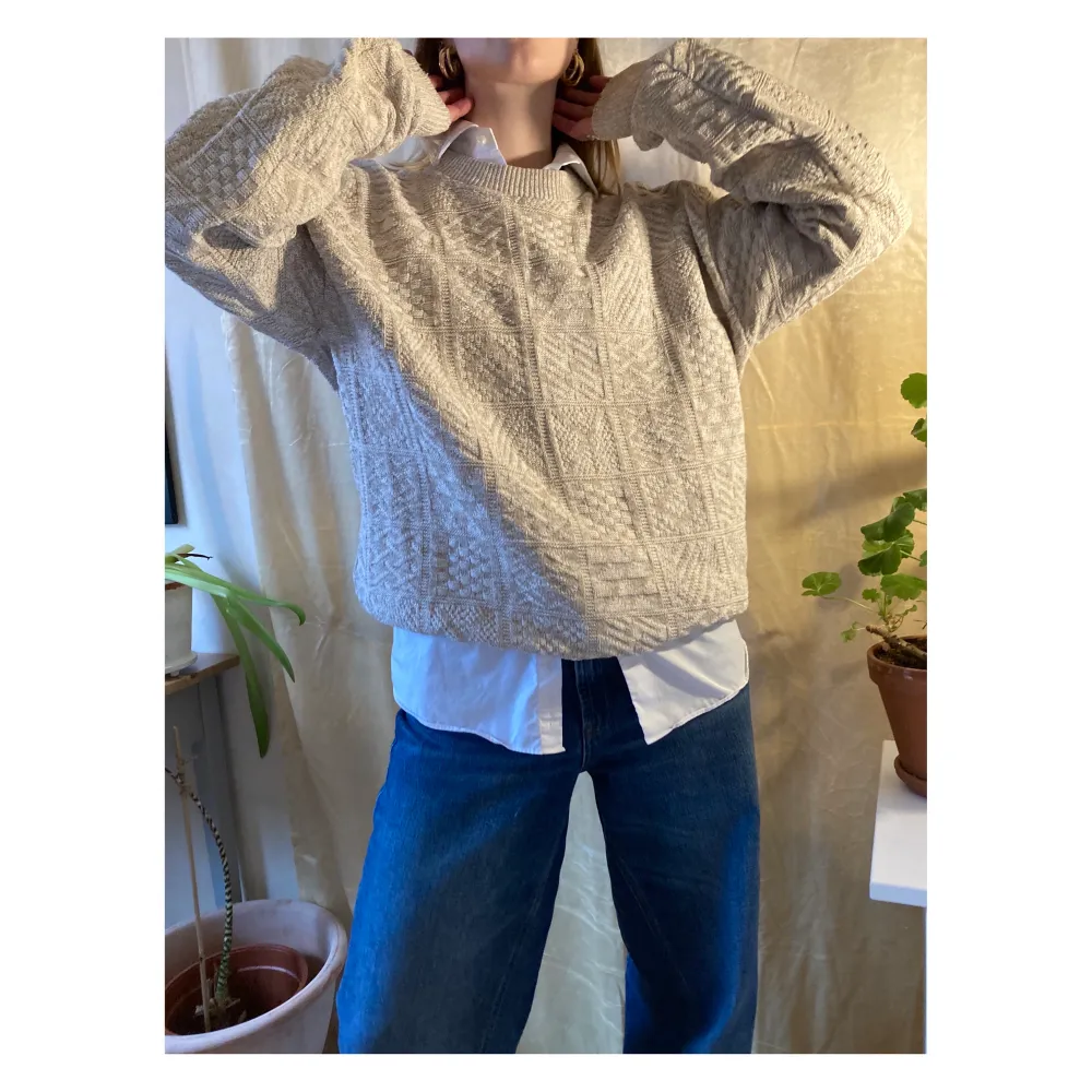 Cute beige/white knitted second hand jumper. In good condition, perfect for a cute and cosy outfit. Model size is 36 and 175cm. Unisex fit would say fit anyone between a size small-medium depending on how you want the it to fit! . Stickat.