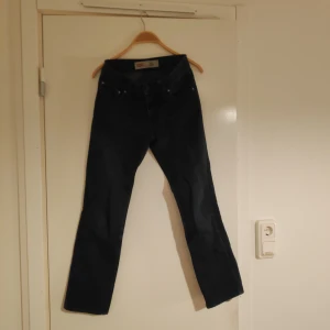 Levis Jeans - Låga levis jeans med lite utsvängda ben. 