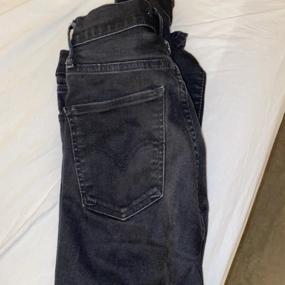 Säljer mina svarta Levis jeans i modellen mile High super skinny, storlek 23. Dem sitter så bra men kommer tyvärr inte till användning för mig. Ny priset var 999kr. Pris kan diskuteras! Kom med egna bud . Jeans & Byxor.