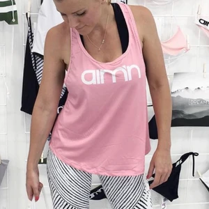 Aim’n träningslinne  - Säljer detta fina träningslinne ifrån aim’n i en jätte fin rosa färg. Den är väldigt sparsamt använd och i ett gott skick. Ordinarie pris var 300kr.