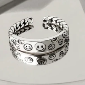 Ring  - Ring i 925 stearling silver, den är justerbar så passar alla mina fingrar, vilket är grymt om man vill variera finger. Den är oanvänd, frakt 11kr. Hör av dig vid frågor❤️ bud i kommenterarna avlutas lördag 23/1 . Ledande bud: 110kr