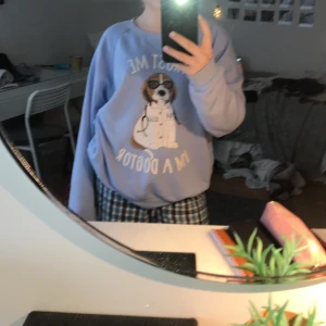 Ljusblå sweatshirt  - Ljusblå tröja med en hund på. 