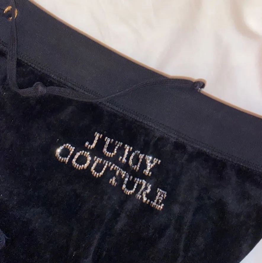 Säljer mitt Juicy Couture set i svart, byxorna är S lågmidjade och tröjan är M men passar även S då den är liten i storlek. Frakt tillkommer 93kr! 💘 Budgivningen sker i kommentarerna (varje bud är exklusive frakt)! Högsta bud ligger nu på 950kr. Jeans & Byxor.