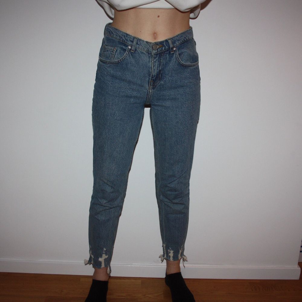 Girlfriend jeans från BIKBOK. Storlek XS. Passar även en small skulle jag säga. Modellen heter ”Girlfriend Bitten”. Frakt kostar 79kr. Använda Max 10 gånger, är i fint skick.. Jeans & Byxor.