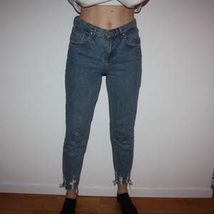Girlfriend jeans från BIKBOK. Storlek XS. Passar även en small skulle jag säga. Modellen heter ”Girlfriend Bitten”. Frakt kostar 79kr. Använda Max 10 gånger, är i fint skick.
