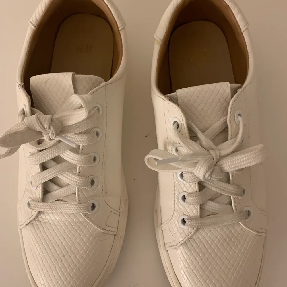 Säljer ett par vita sneakers från hm i stl 37!✨Dom är endast använda en dag, och säljer dom för att de inte kommer till användning💖 De är i jätte bra skick då dom inprincip är oanvända🥰 säljer för 70 + frakt- återkommer med frakt kostnad vid intresse!💞 (kan mötas upp i sthlm) . Skor.