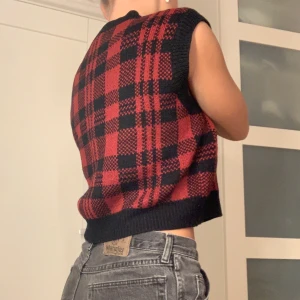 Väst - Rutig väst från asos, knappt använd så i väldigt bra skick! Storlek L men skulle säga att den passar S-L