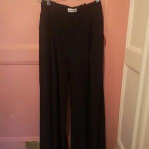 Fladdriga byxor  - Jättefina utsvängda breda byxor fråm Wera. Har liknande så knappt använt. 