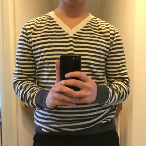 V-ringad Stickad  - Second hand. Stor storlek men tight passform i armarna. Passar M/L som bäst, enligt mig. 