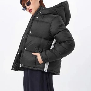 Calvin Klein jacka, Slutsåld! - Supersnygg Calvin Klein jacka, använd väldigt få gånger. Passar XS-S. Super varm och skön!✨                               Nypris : 2500kr.                                                        Bud i kommentarerna