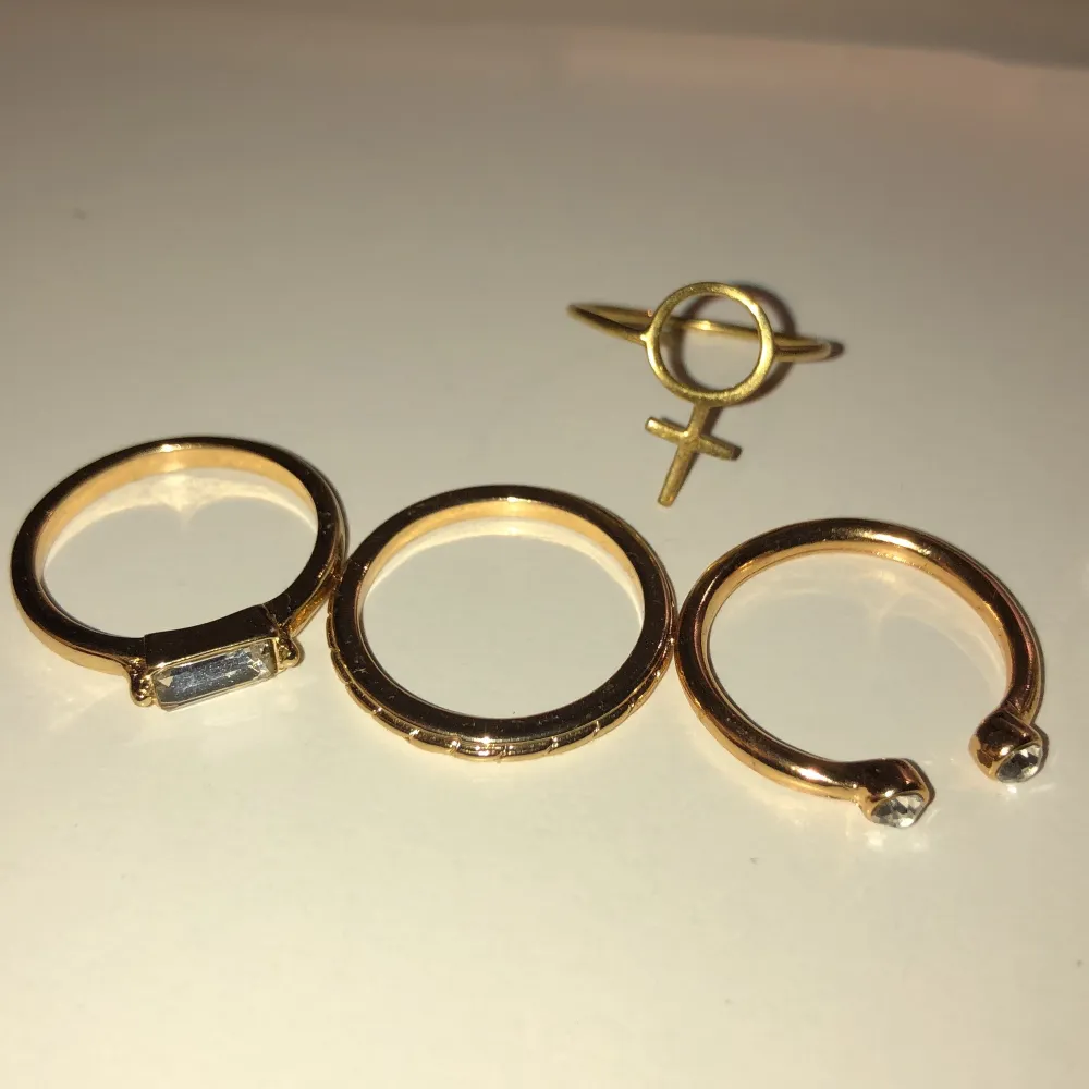 Säljer dessa fina ringar (obs en är såld) för 100 kr. Frakten blir 18 kr😊 de guldiga är ca 18 mm i diameter, den med kvinno symbol är ca 17 mm. De silvriga är ca 16 mm i diameter. . Accessoarer.