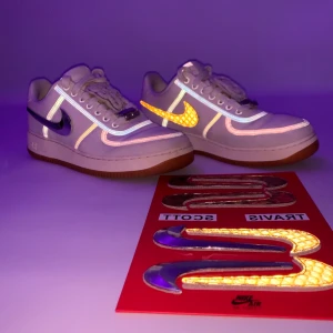 Air force 1 TRAVIS SCOTT - Sjukt snygga skor i bra skick och storlek 44,5. Kostar runt 13.000-14.000kr nya. Tyvärr kommer ingen box med men alla extra nike märken kommer. Bjuder på gratis frakt och crease fixer.