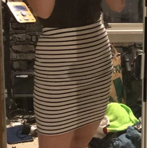 Kjol - Väldigt snygg men jag har aldrig använt den den är köpt från second hand men väldigt fräsch 