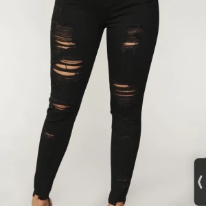 Svarta Jeans med hål - Helt nya, aldrig använt de. Stretchiga. 