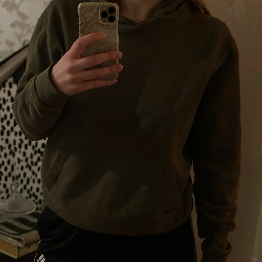 En skön och snygg hoodie från Zara i storlek M. Säljes för 50kr, frakt tillkommer. 💖. Tröjor & Koftor.
