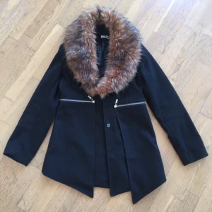  - Helt ny kappa från DM retro, använd 1 gång. 
Nypris 999kr 
Mitt pris 700kr