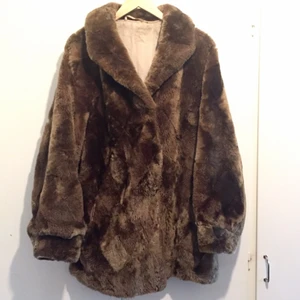  - Brun mysig fuskpäls. Har några små hål men det hindrar inte dig från att känna dig riktigt tuff. Eller som en teddybjörn. 