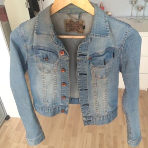  - En jeansjacka från crocker i bra skick. Ganska liten i storleken, mer som en XS. Skickas mot fraktkostnad eller möts i Stockholm. 